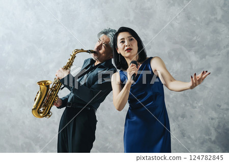 一名男子吹奏薩克斯風，女歌手唱歌 124782845