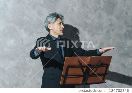 一位中年男指揮家 124782846