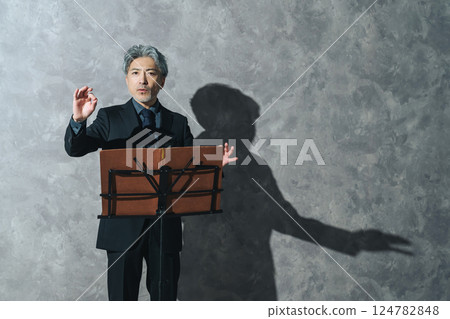 一位中年男指揮家 124782848