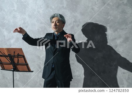 一位中年男指揮家 124782850