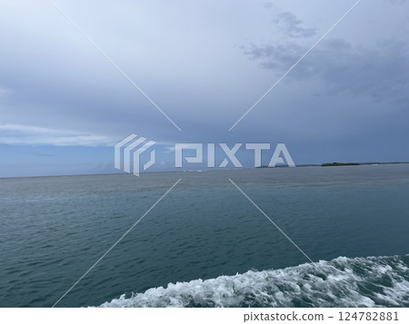 從船上看到的關島海 從船上看到的關島海 124782881