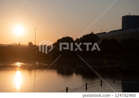 公園池塘的水面反射著美麗的日落 124782968