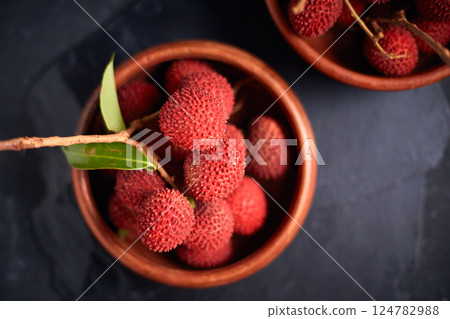 Fresh red lychee fruits with leaves 124782988