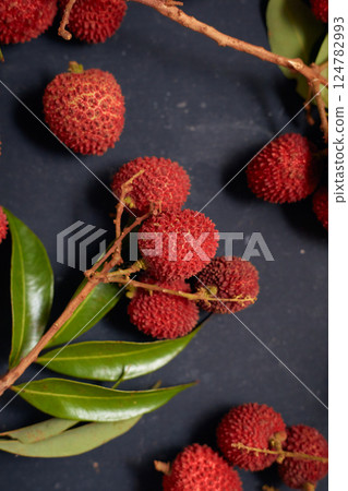Fresh red lychee fruits with leaves 124782993