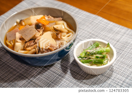 日式肉烏龍麵,配上豐富的配料和小菜 日式肉烏龍麵,配上豐富的配料和小菜 124783305