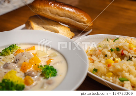 奶油燉菜配大量蔬菜和抓飯 124783309