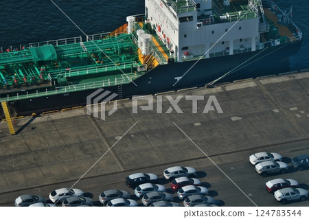 大型船舶停泊在碼頭 大型船舶停泊在碼頭 124783544