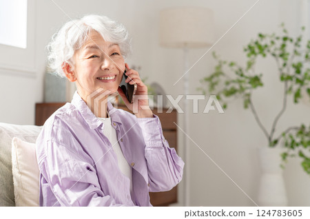 高級女人打電話與智能手機 高級女人打電話與智能手機 124783605