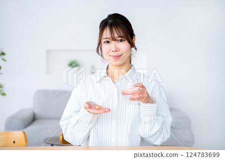 一名服藥的年輕女子 124783699