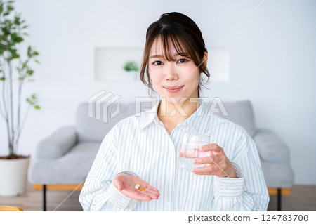 一名服藥的年輕女子 124783700