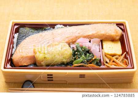 美味烤鮭魚午餐盒 124783885