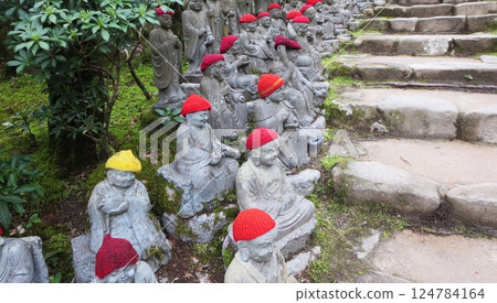 寺廟階梯上排列著地藏菩薩像 124784164