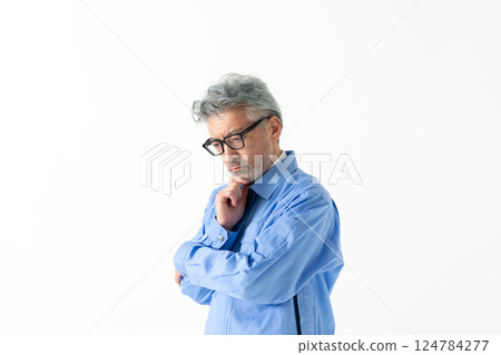 一個穿著工作服的男人 124784277