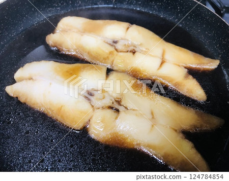 Braised flatfish cooking 124784854