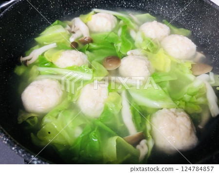 春白菜雞肉丸子湯火鍋 春白菜雞肉丸子湯火鍋 124784857