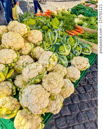 Fresh Cauliflower and Romanesco Broccoli at Market, Healthy Vegetables, Local Produce. High quality photo Fresh Cauliflower and Romanesco Broccoli at Market, Healthy Vegetables, Local Produce. High quality photo 124785121