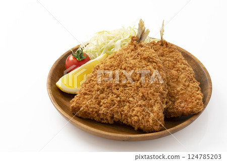 白色背景中，圓形木盤上擺放著炸竹莢魚 124785203