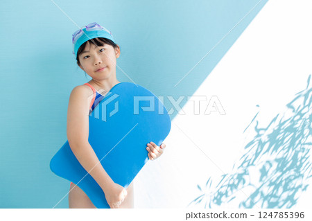 游泳學校的女孩 124785396