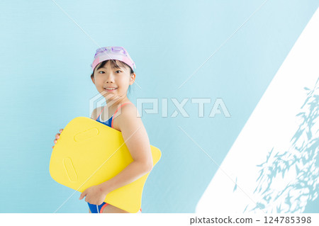 游泳學校的女孩 游泳學校的女孩 124785398