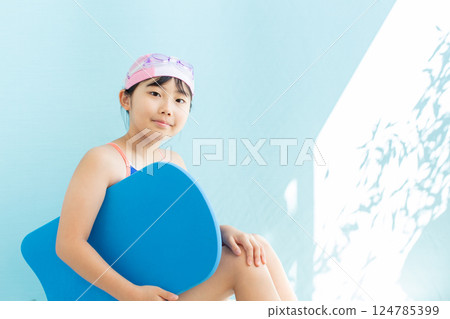 游泳學校的女孩 124785399
