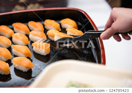 Delicious salmon nigiri 124785423