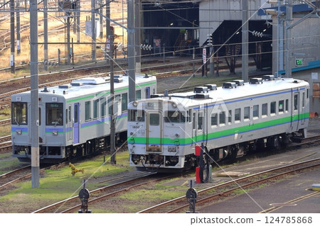 停泊在函館車站的 Kiha 150 和 Kiha 40 停泊在函館車站的 Kiha 150 和 Kiha 40 124785868