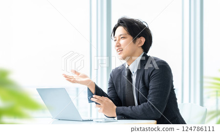 男性商人微笑著交談 男性商人微笑著交談 124786111