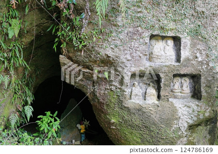 岩屋觀音摩崖佛像（薩摩川內市指定文化遺產） 124786169