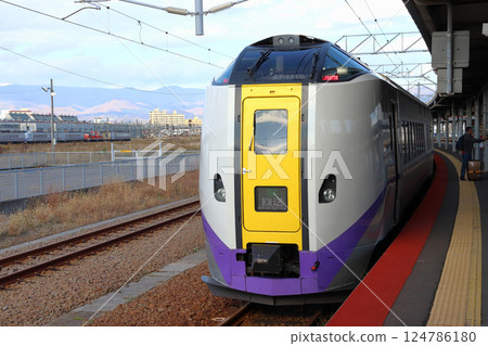 抵達函館站的北斗特快列車：Kiha 261系列車廂 124786180