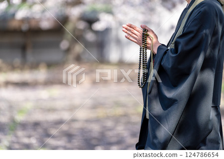 僧侶與樹葬的形象 124786654