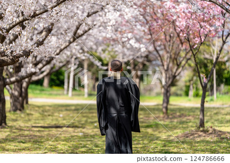 僧侶與樹葬的形象 124786666