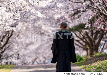 Image of a monk and a tree burial 124786668