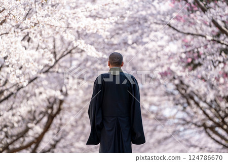 僧侶與樹葬的形象 124786670