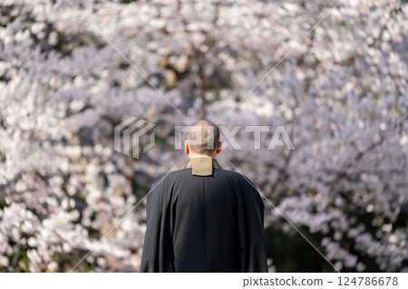 Image of a monk and a tree burial 124786678