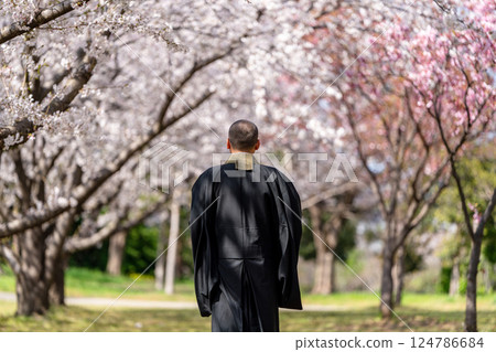 僧侶與樹葬的形象 124786684