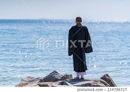 僧侶在海中舉行追悼會的海洋散射圖像 124786727