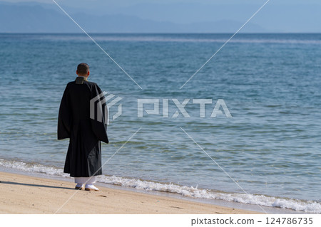 僧侶在海中舉行追悼會的海洋散射圖像 124786735