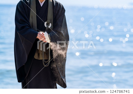 僧侶在海中舉行追悼會的海洋散射圖像 僧侶在海中舉行追悼會的海洋散射圖像 124786741