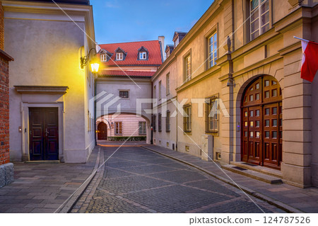 Narrow street in the Old Town of Warsaw, Poland 124787526