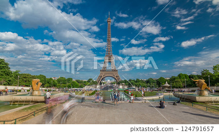 Fountains on famous square Trocadero with Eiffel tower in the background timelapse hyperlapse. 124791657