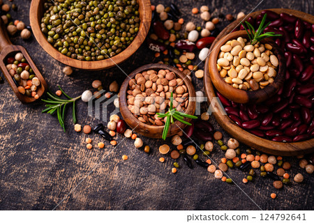 Beans, lentils, soybean, pea and chickpea 124792641