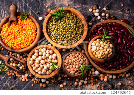 Beans, lentils, soybean, pea and chickpea 124792645