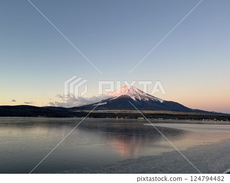從山中湖看到的紅色和紅色 從山中湖看到的紅色和紅色 124794482