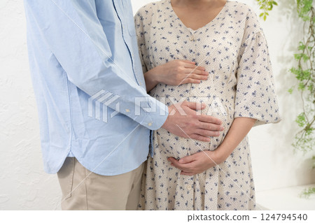 丈夫把手放在懷孕妻子的肚子上 124794540