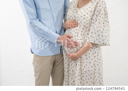 丈夫把手放在懷孕妻子的肚子上 丈夫把手放在懷孕妻子的肚子上 124794541