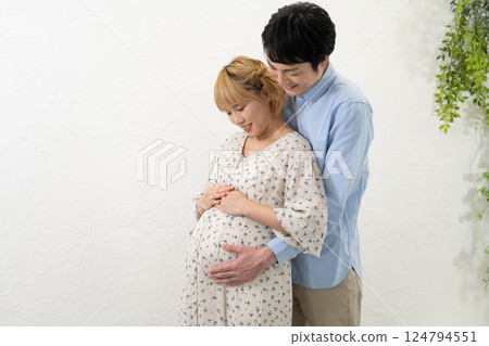 Husband supporting his pregnant wife Husband supporting his pregnant wife 124794551