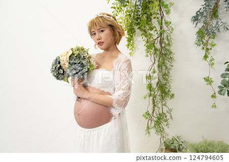 Pregnant woman with a bouquet 124794605
