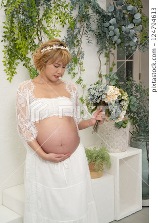 Pregnant woman with a bouquet 124794613