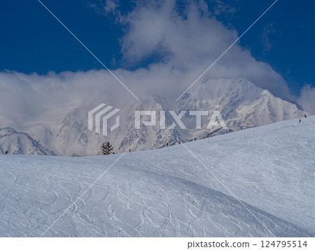 Northern Alps and ski slopes in Hakuba Village, Nagano Prefecture 124795514