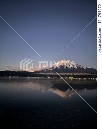 從山中湖看到的冬季鑽石塵 從山中湖看到的冬季鑽石塵 124795970